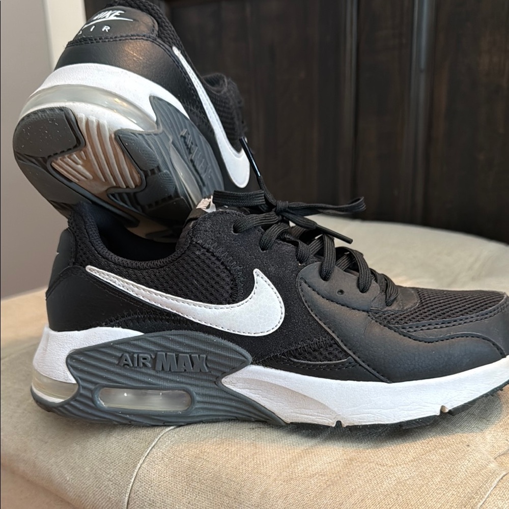 Nike Black and White Athletic Shoes with Cushioned Sole